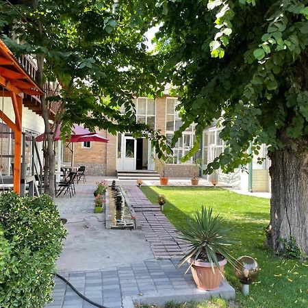 Eco House Hotel Osh Bagian luar foto