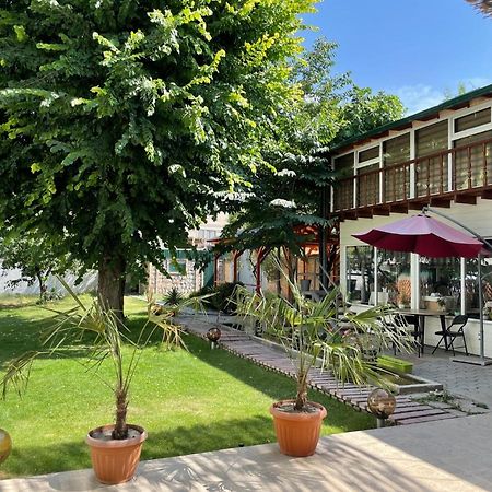 Eco House Hotel Osh Bagian luar foto