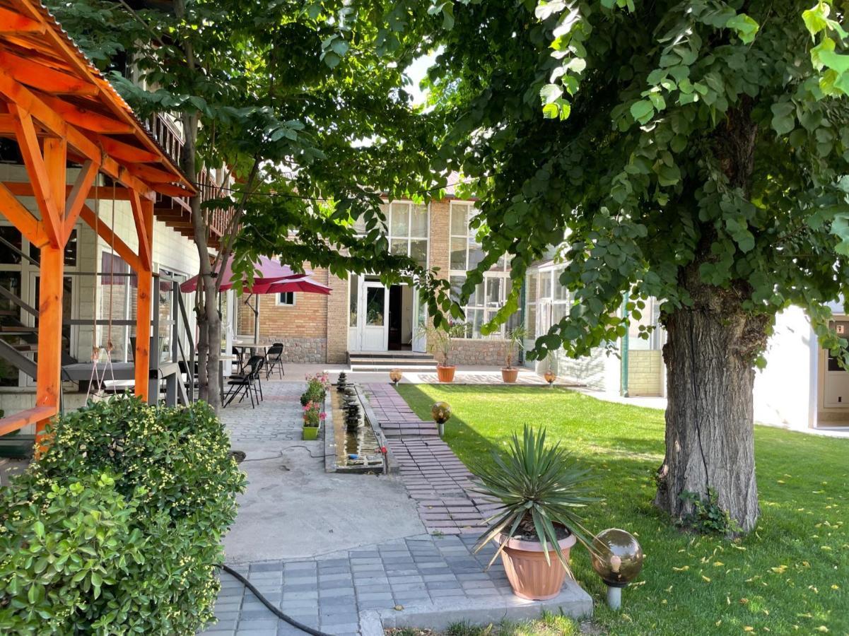 Eco House Hotel Osh Bagian luar foto