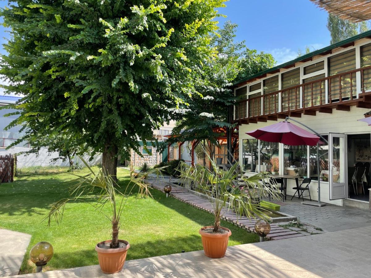 Eco House Hotel Osh Bagian luar foto