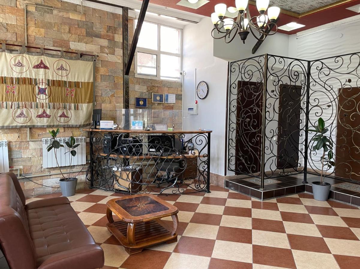 Eco House Hotel Osh Bagian luar foto