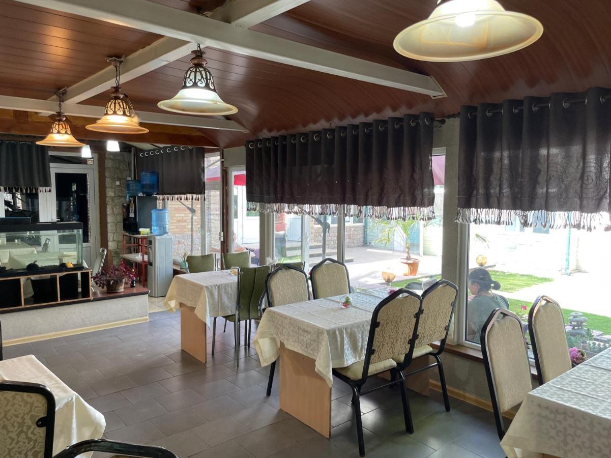 Eco House Hotel Osh Bagian luar foto