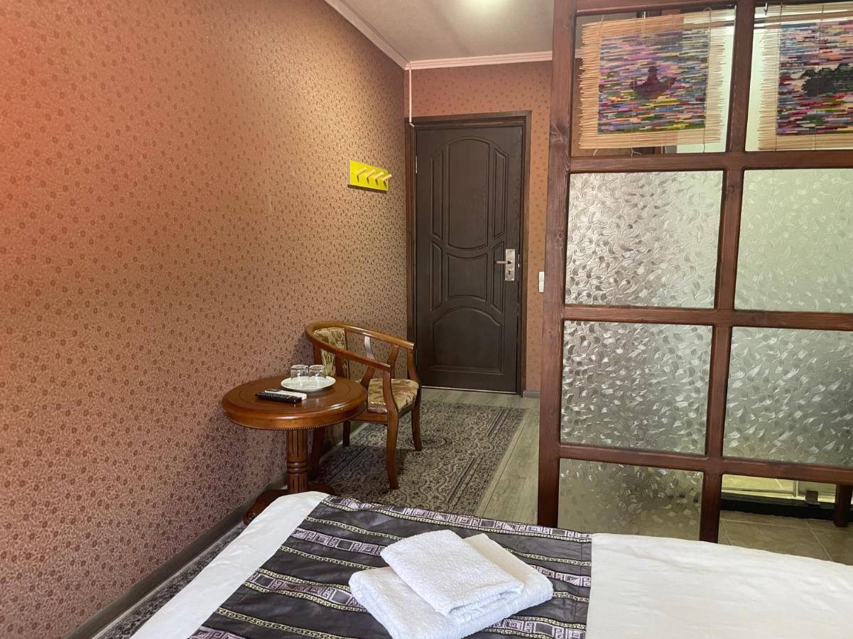 Eco House Hotel Osh Bagian luar foto