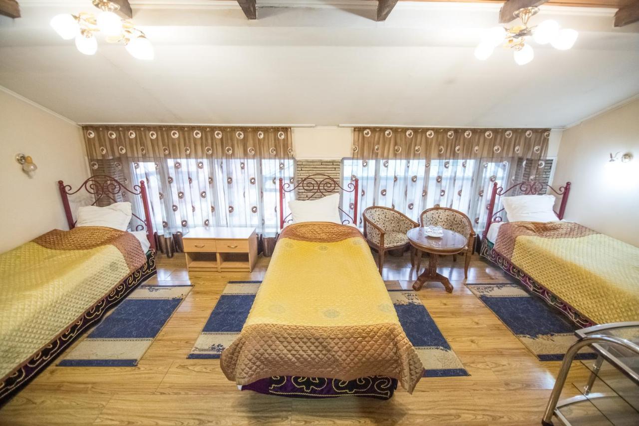 Eco House Hotel Osh Bagian luar foto
